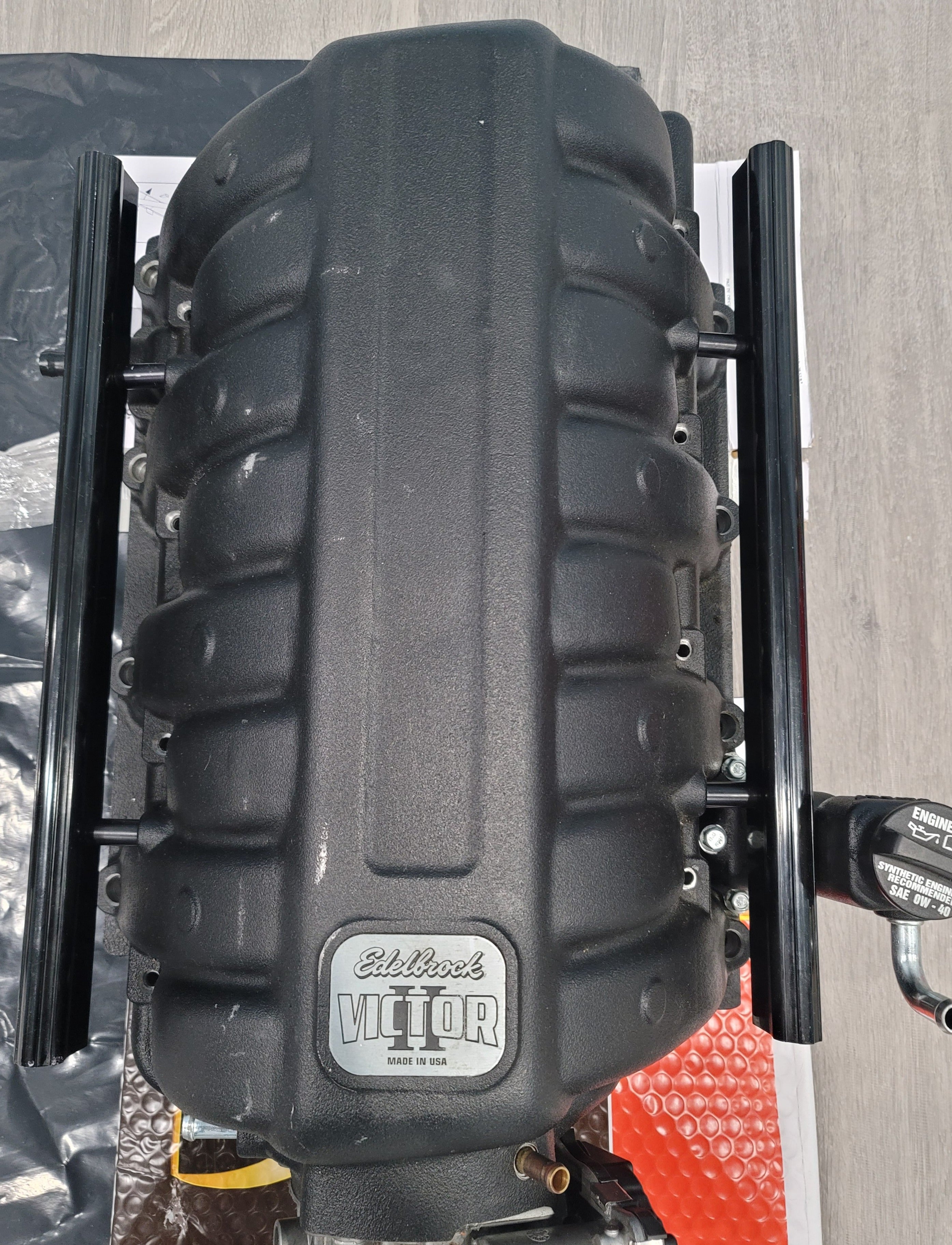 Edlebrock victor II hemi intake manifold w/ fuel rails