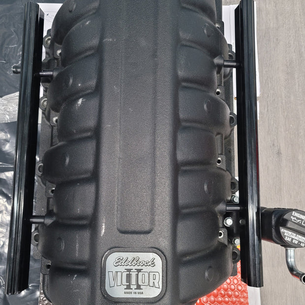 Edlebrock victor II hemi intake manifold w/ fuel rails