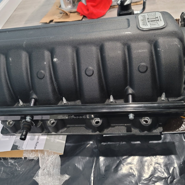 Edlebrock victor II hemi intake manifold w/ fuel rails